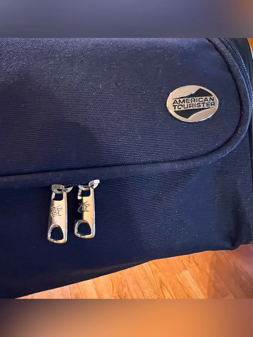 American Tourister Travel Bathroom Bag Lined Elastic Straps Zipper compartment
